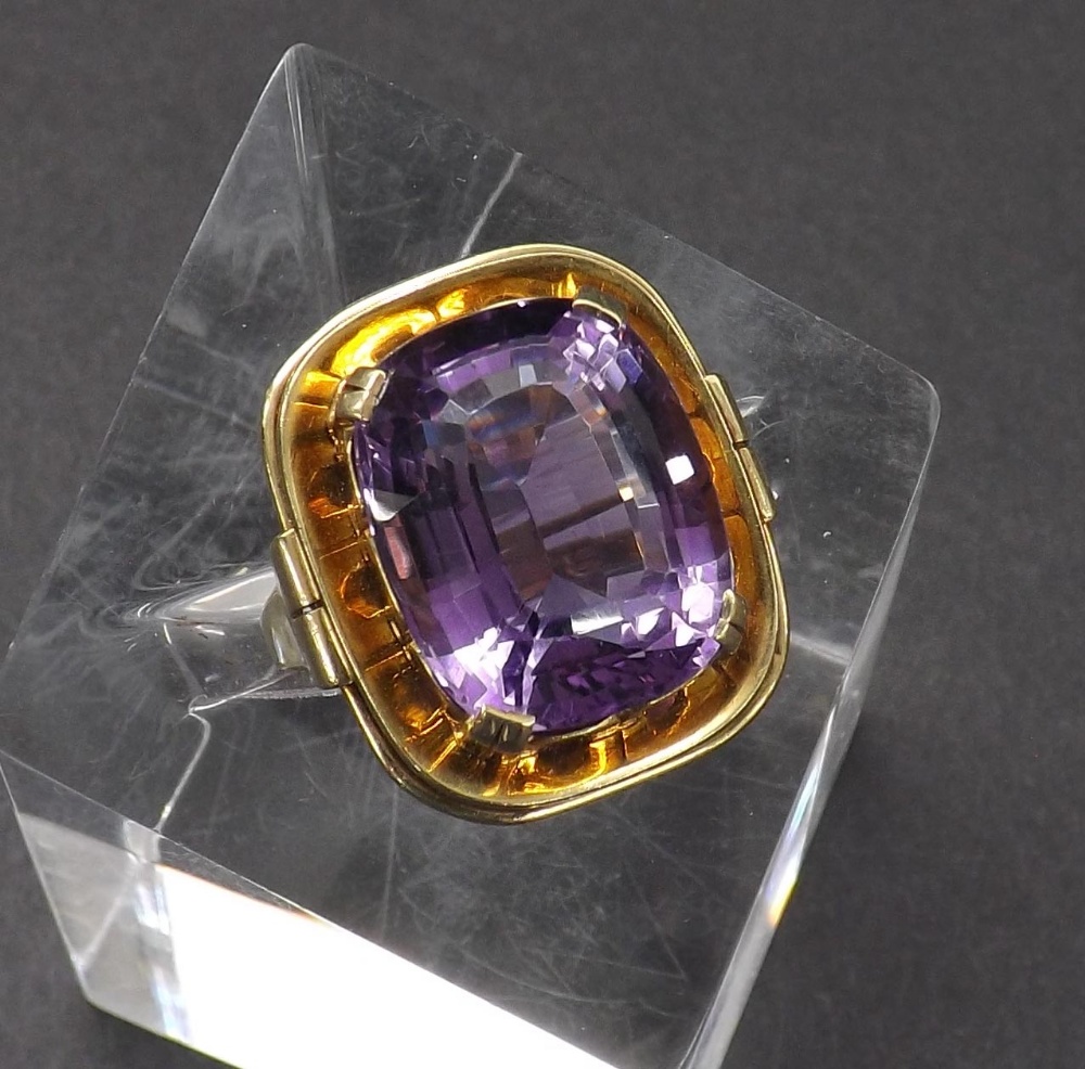 Large amethyst 14ct ring, 18mm x 13mm, ring size N