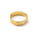 22ct engraved band ring, 5mm, 5gm, ring size O