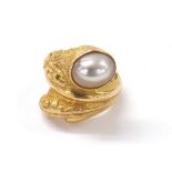Yellow metal crossover pearl set ring, stamped '21k', 10.1gm (133620-1-A)