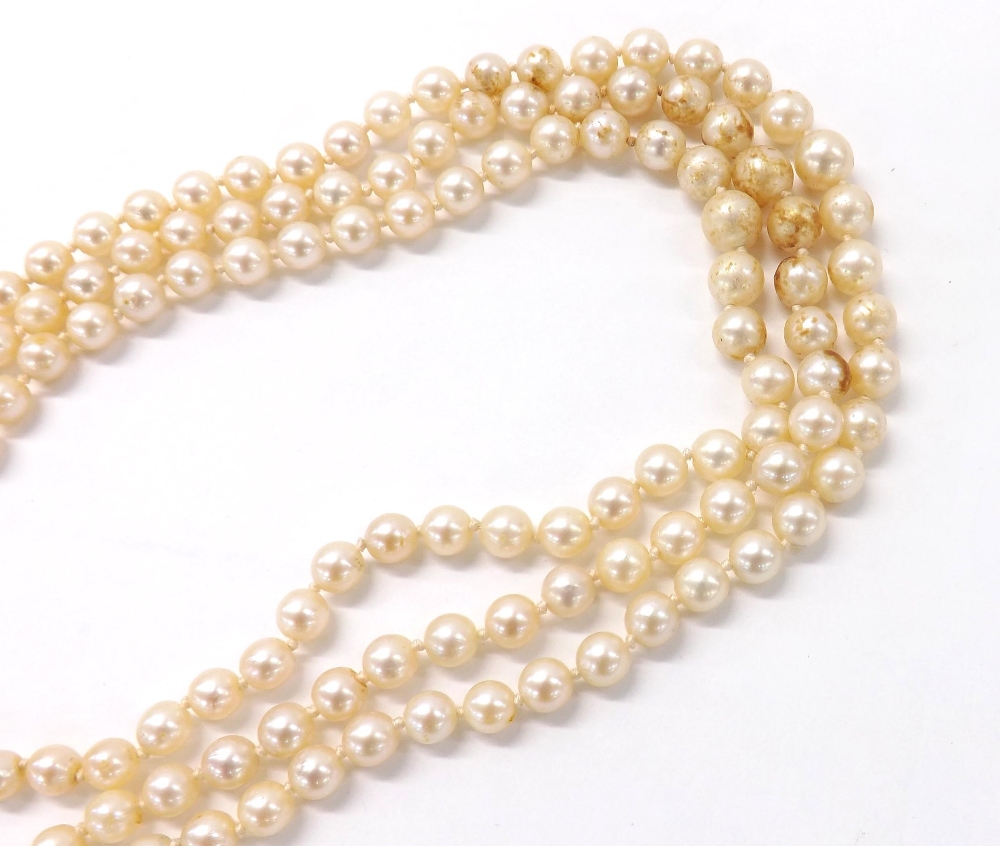Cultured pearl three strand necklet with an oval andalusite and rose diamond set clasp, pearls - Image 3 of 3