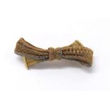 15ct tri-colour gold bow brooch, 3.8gm, 36mm wide