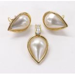 Pair of 18k pear shaped Mabe pearl earrings and matching two colour gold pendant, the earrings