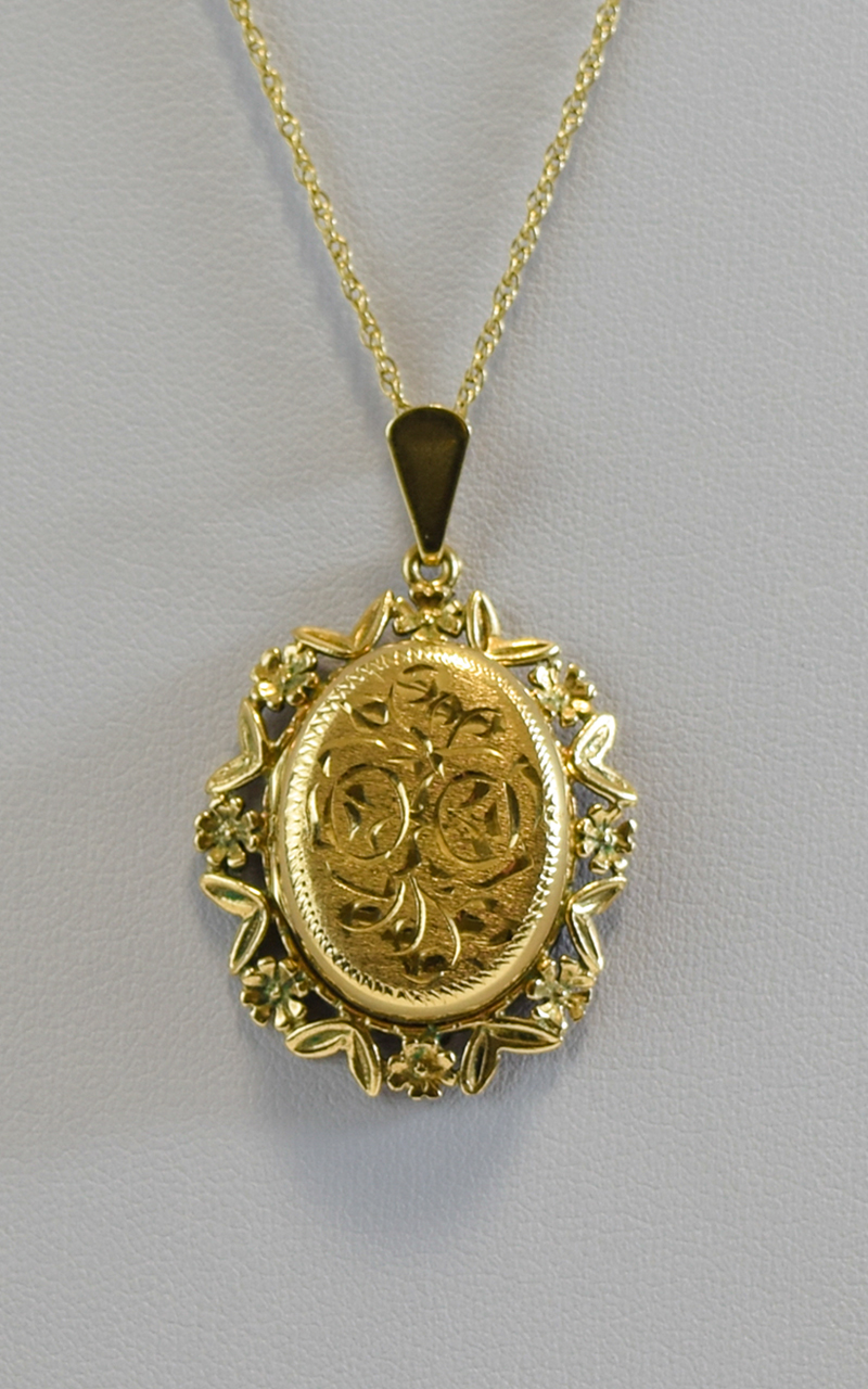 Ladies Nice Quality 9ct Gold Hinged Oval Shaped Locket with Attached 9ct Gold Chain.