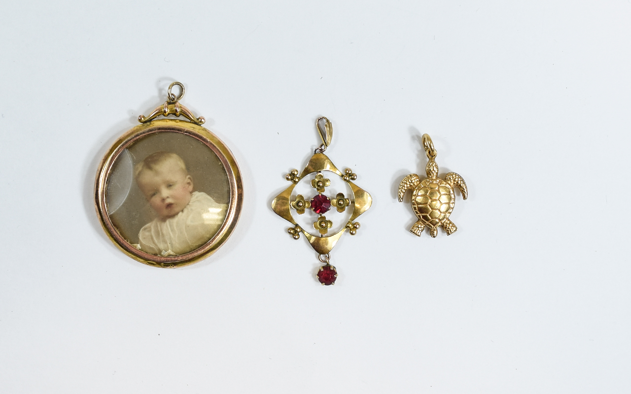 A Small Antique Collection of 9ct Gold Jewellery. Comprises 1/ A 9ct Gold Oval Shaped Locket.