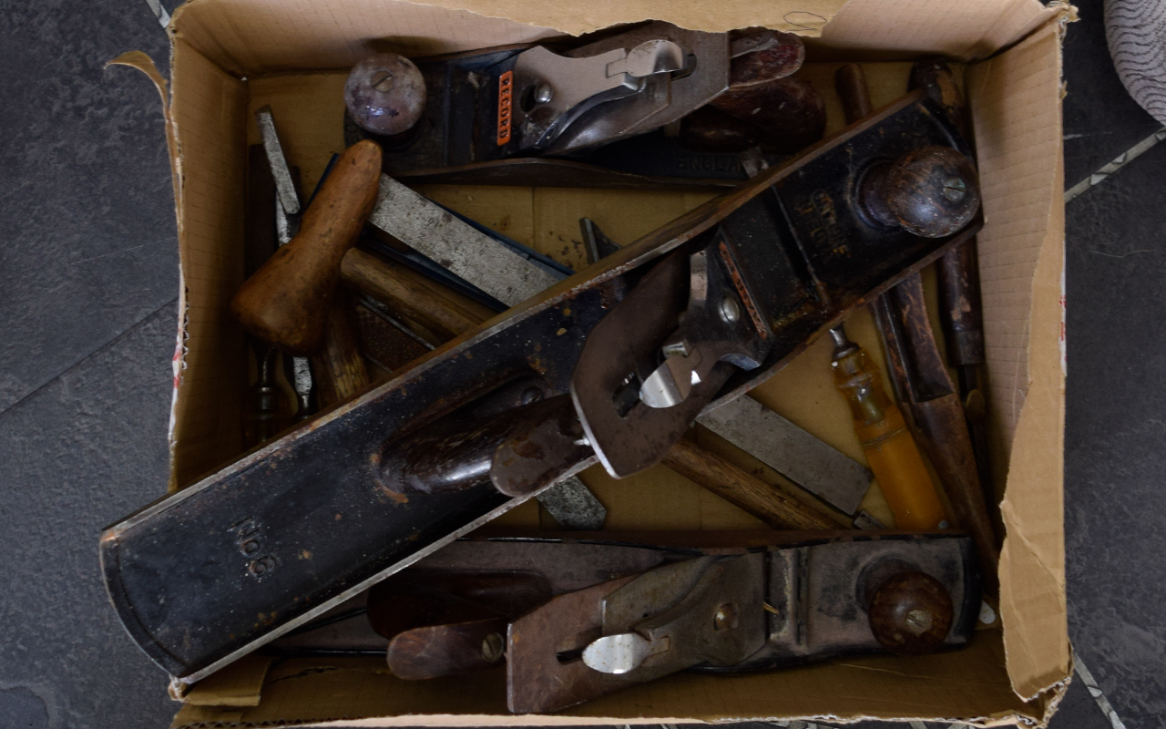 Box of Assorted Tools to include a Stanley no 6 plane, Record no 4 plane and no 5 plane.