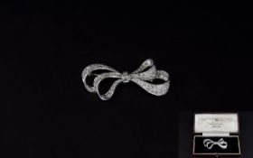 Ladies - High Quality / Elegant 18ct White Gold Set Diamond Double Ribbon / Bow Design Brooch,