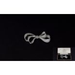 Ladies - High Quality / Elegant 18ct White Gold Set Diamond Double Ribbon / Bow Design Brooch,