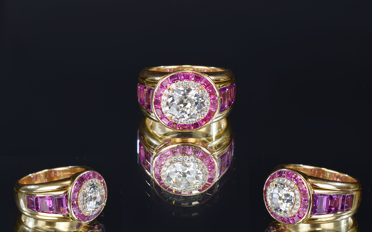 18 Carat Yellow Gold Set Top Quality And Superb Diamond Ring The central faceted round diamond of