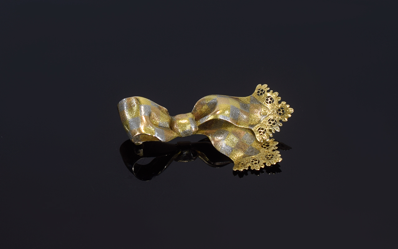 A Fine Quality Two Tone 9ct Scarf Brooch In The Form Of A Knotted Scarf Circa Mid 20th Century. 6.