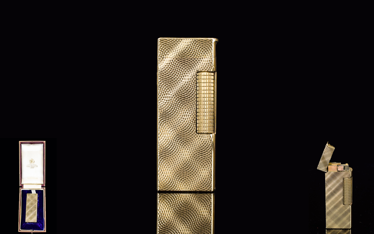Alfred Dunhill - Stylish and Elegant 9ct Gold Case - Rollagas Lighter. - Image 2 of 2