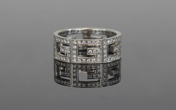 18ct White Gold Diamond Gucci Style Ring - Image 2 of 2