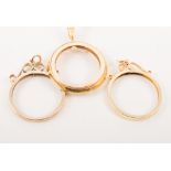 Three 9 carat yellow gold sovereign pendant mounts, two scroll top and one claw setting,