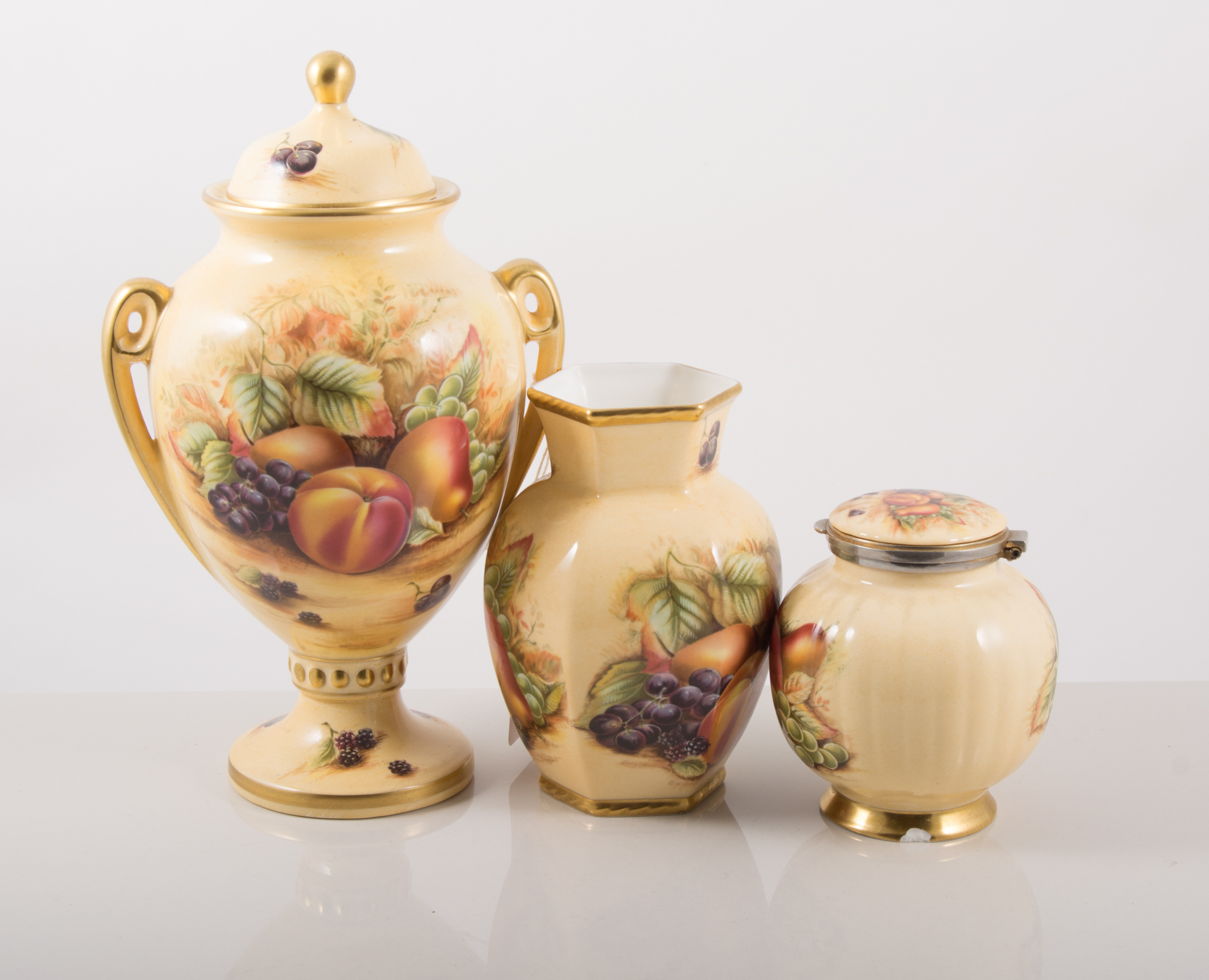 Aynsley Orchard Gold, a collection including: twin-handled vase,