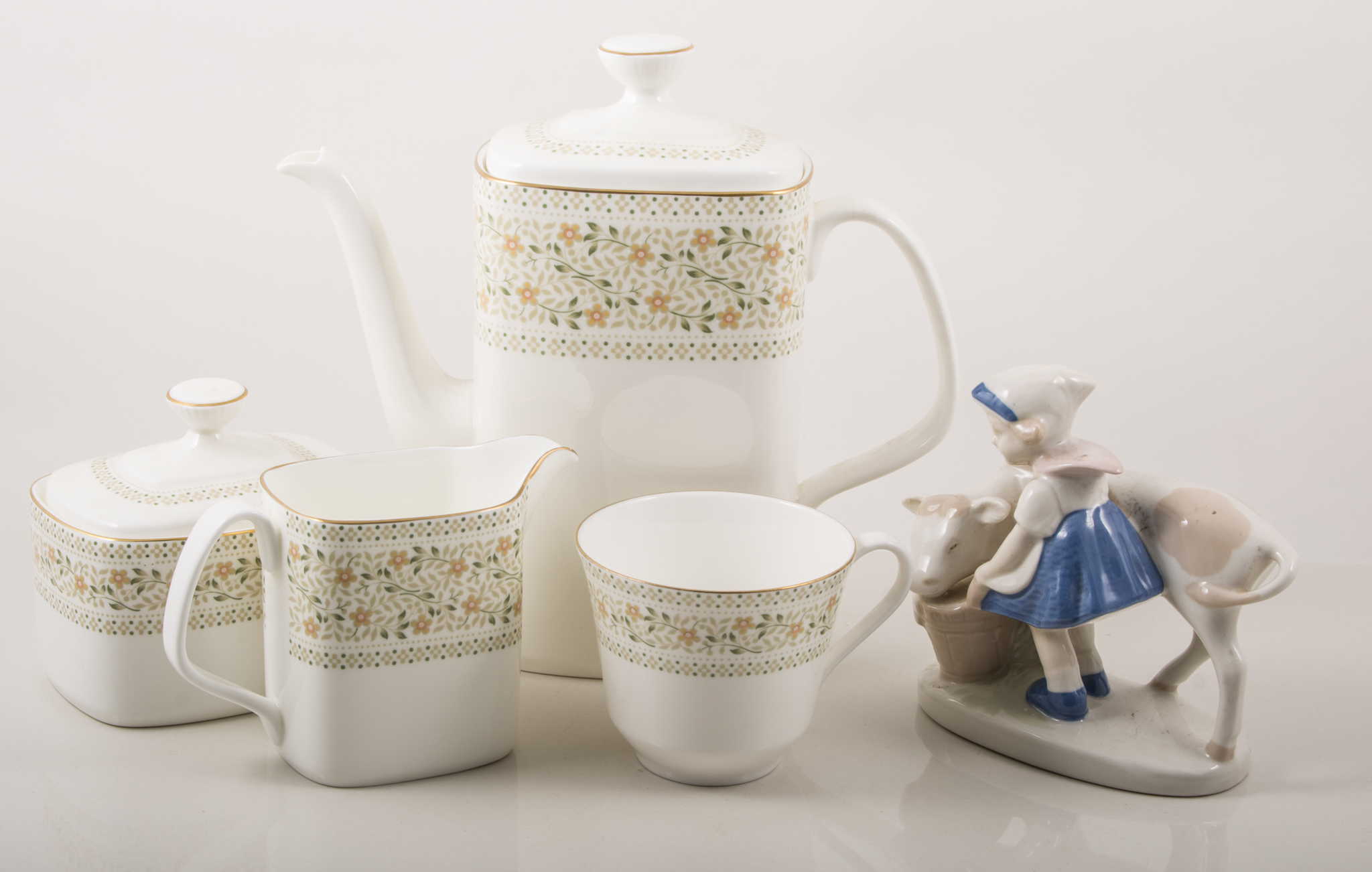 Royal Doulton Paisley H5039, dinner and teaset, six place setting,