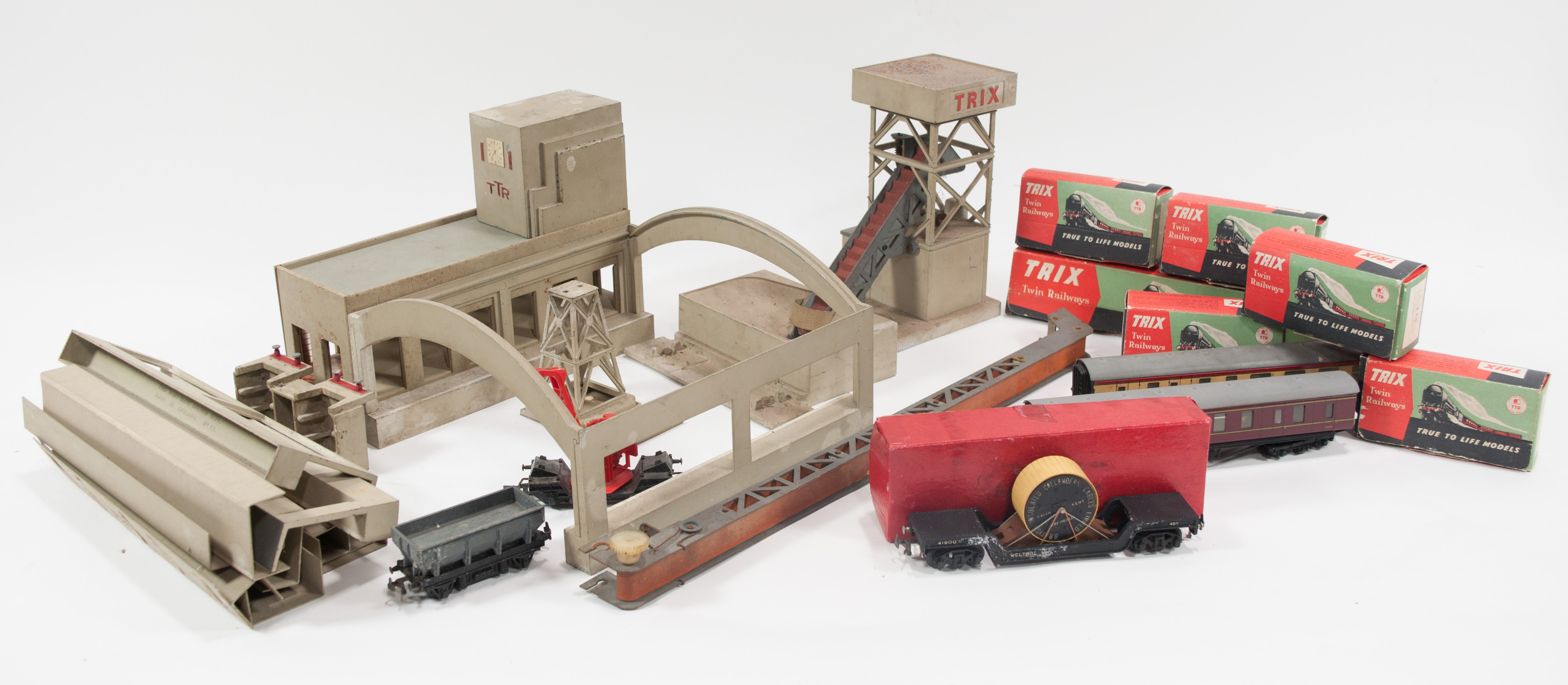 Twin Trix HO gauge railways; parts for large passenger station, conveyor station, passenger coaches,