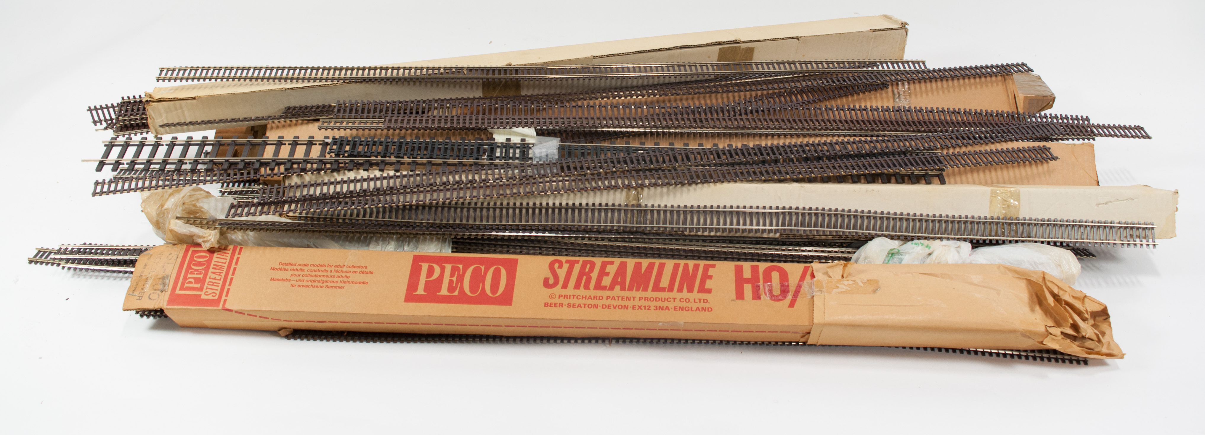 Large selection of OO gauge railway track, different makers, mostly long straights.