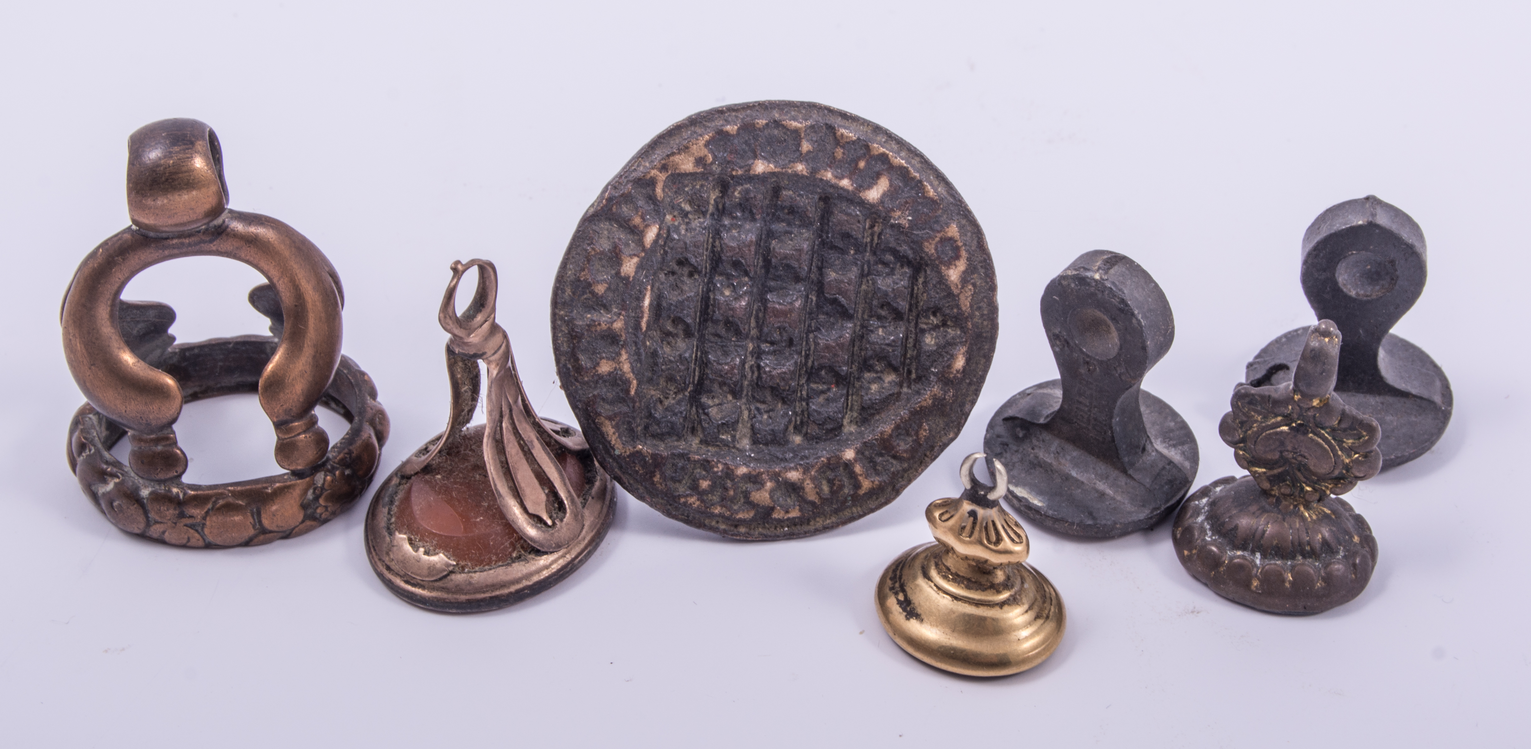 An Iron Fob seal matrix, perhaps medieval, with shield design, diameter 3. - Image 2 of 4