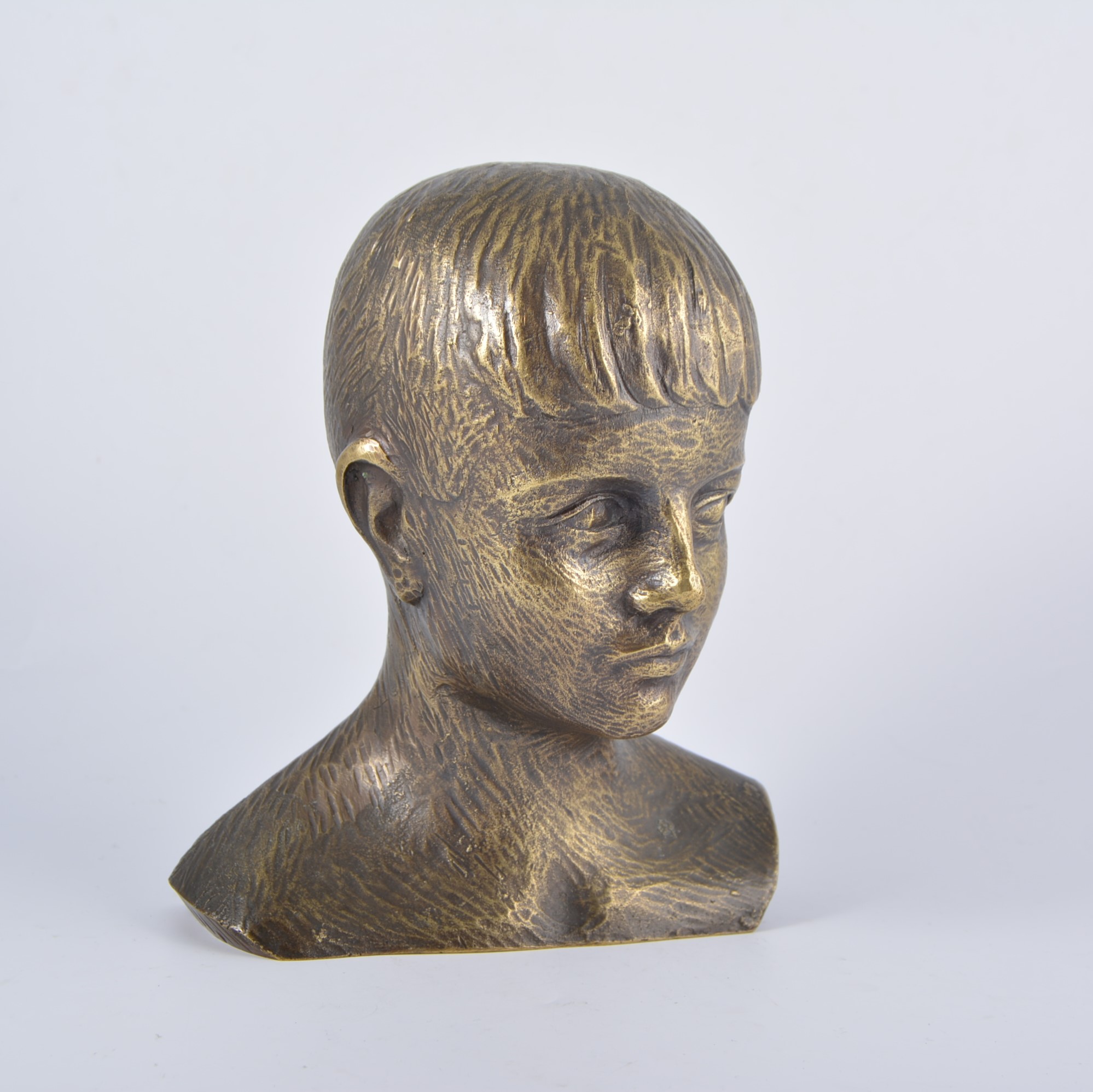 Van Parys, an Art Deco style bronze bust of a boy, signed in the cast, - Image 3 of 3