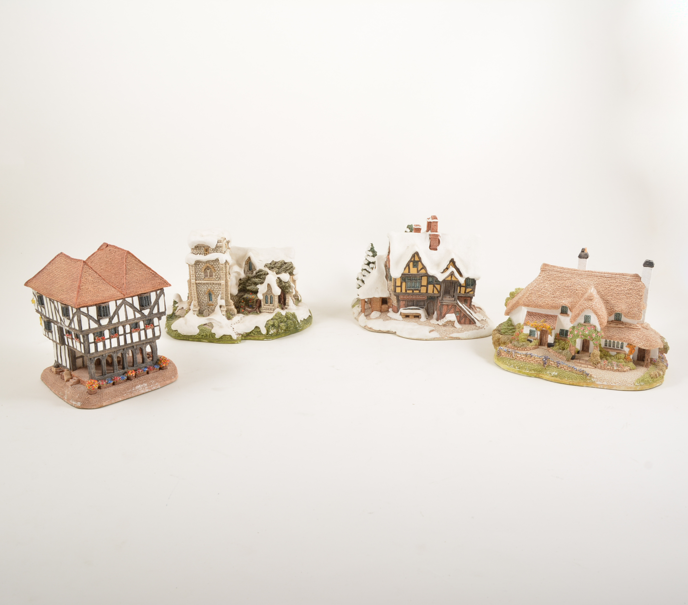 Lilliput Lane model cottages, large quantity including many different sizes and types,
