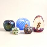 Collection of glass paperweights, including Isle of Wight, Selkirk Glass,