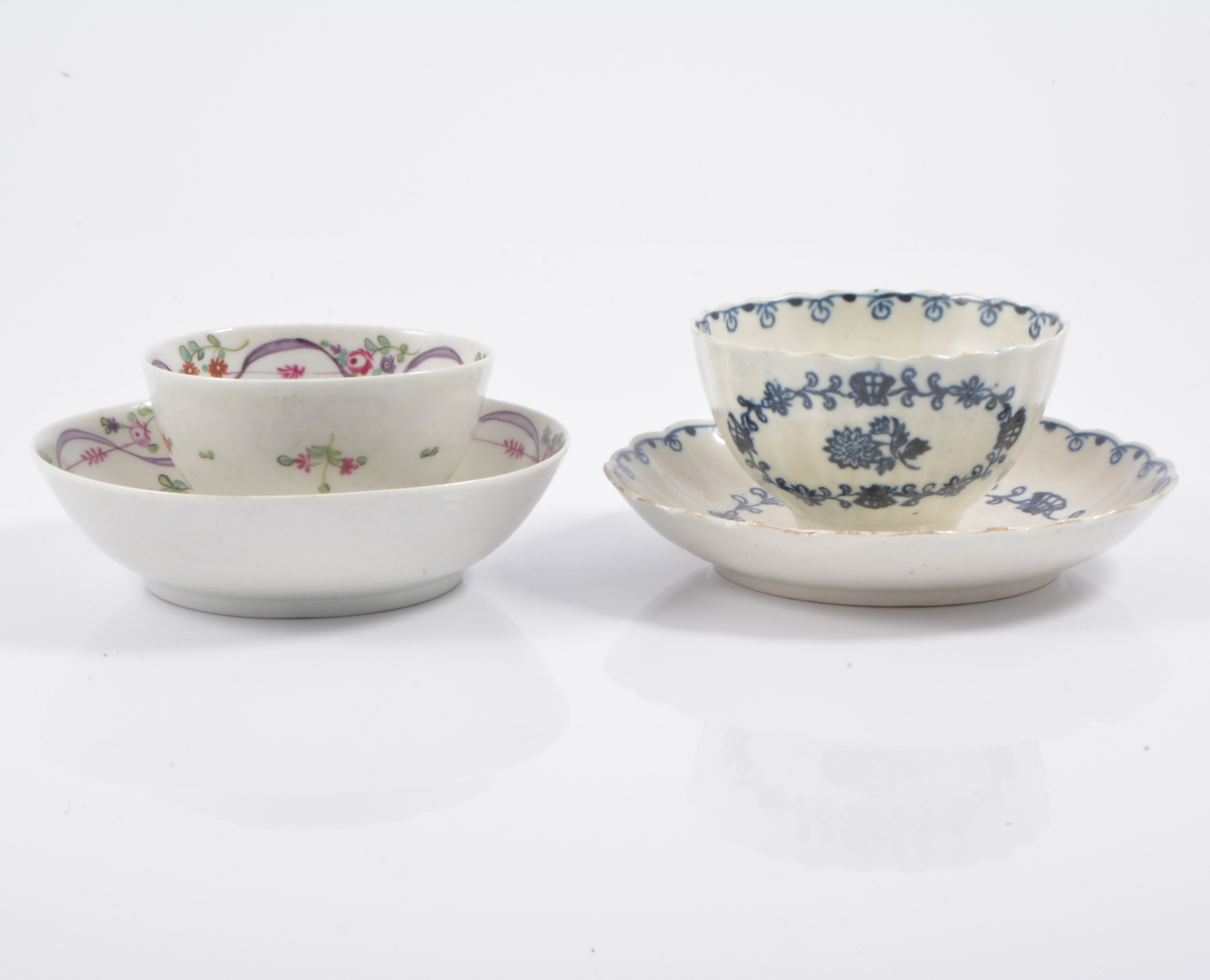 A tray of decorative ceramics to include two pearlware teabowls and saucer,