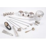 A tray of small silver collectables to include three silver napkin rings,