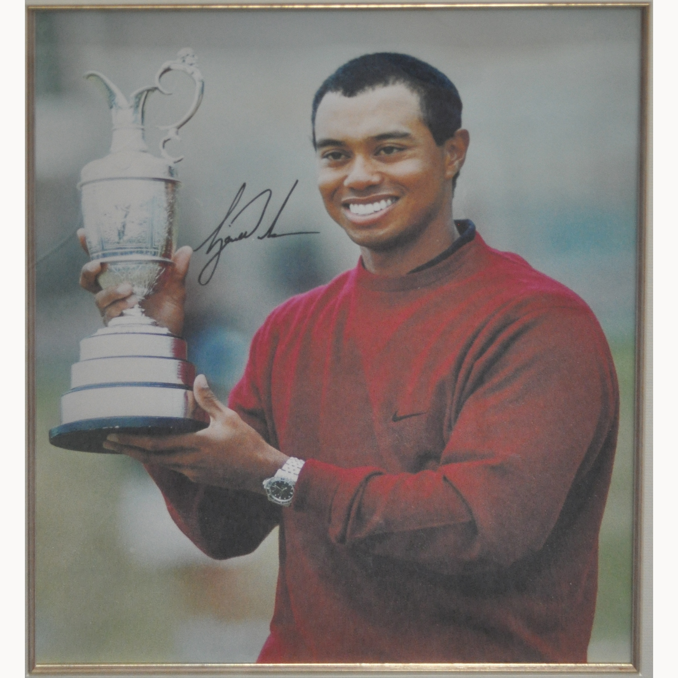 Golf Interest: Signed photograph of Tiger Woods.