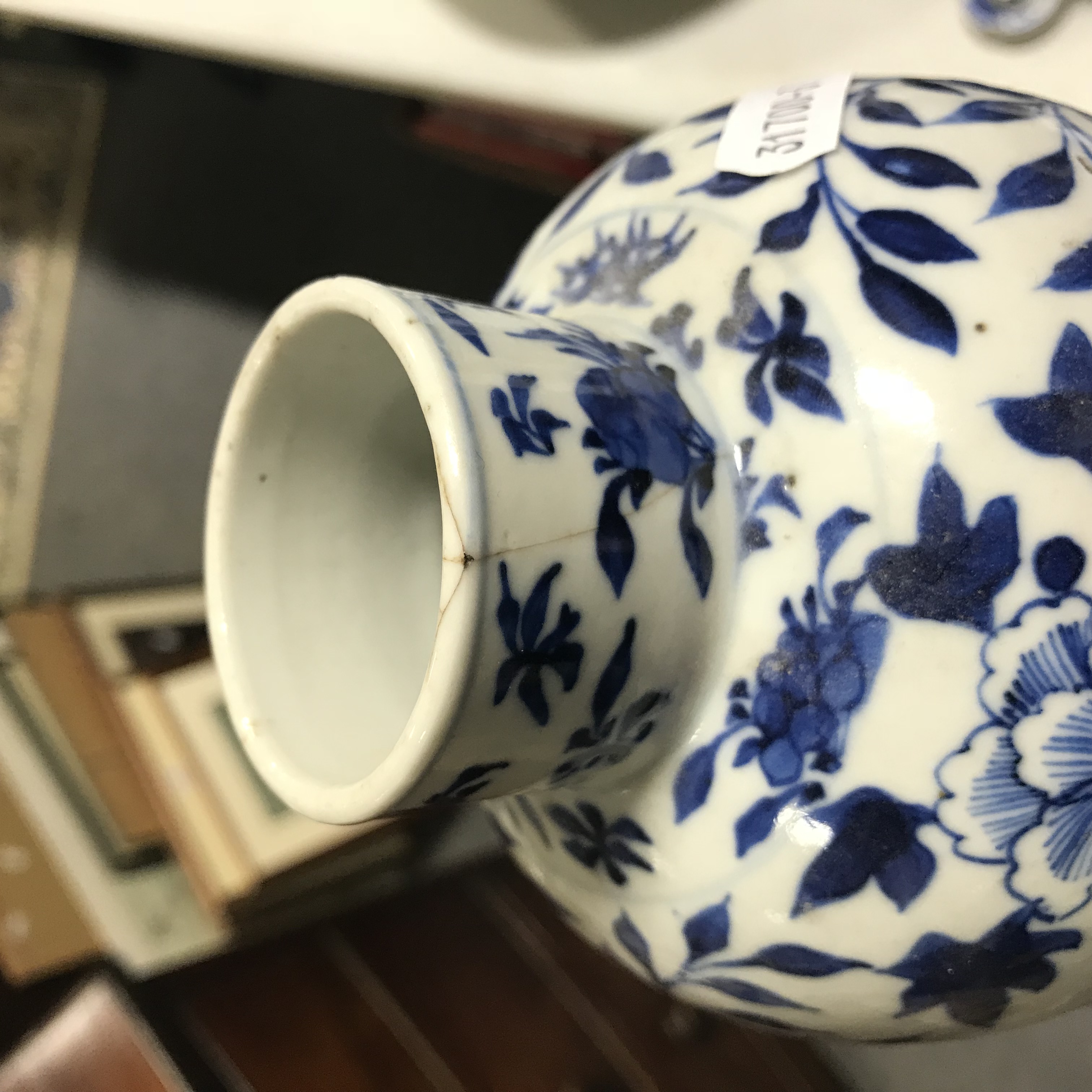 Chinese blue and white covered vase, bearing Kangxi four-character mark, baluster shape, - Bild 4 aus 6