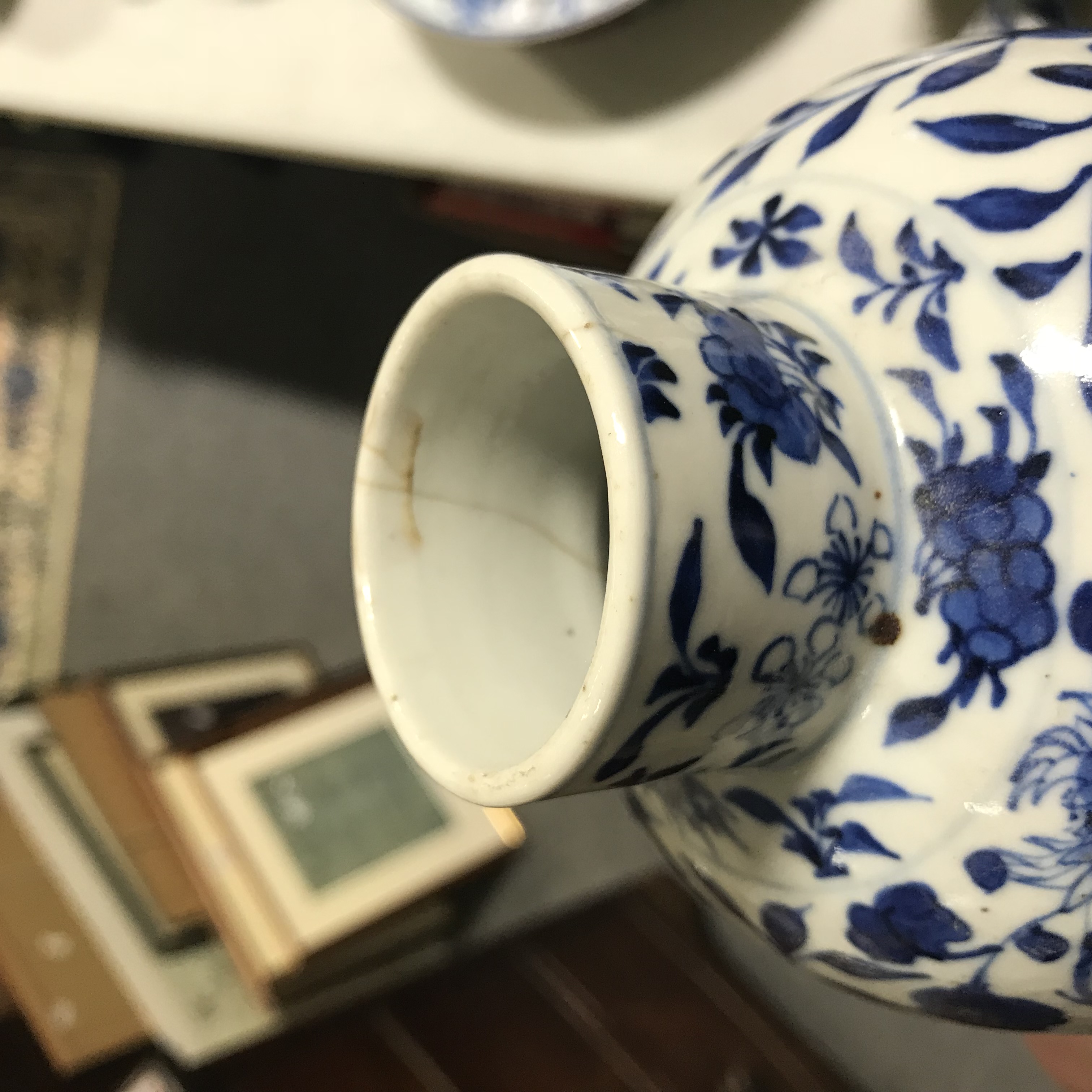 Chinese blue and white covered vase, bearing Kangxi four-character mark, baluster shape, - Bild 5 aus 6