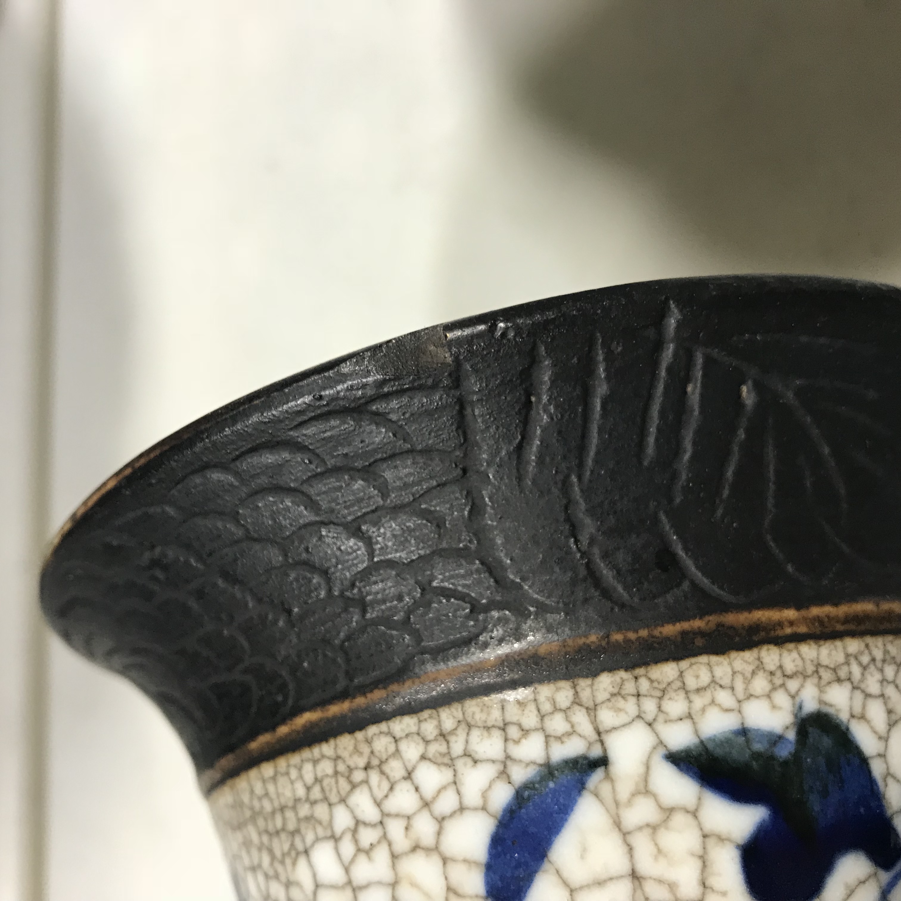 Tall crackle glaze blue and white vase, incised seal mark, decorated with paired dragons, - Bild 2 aus 5