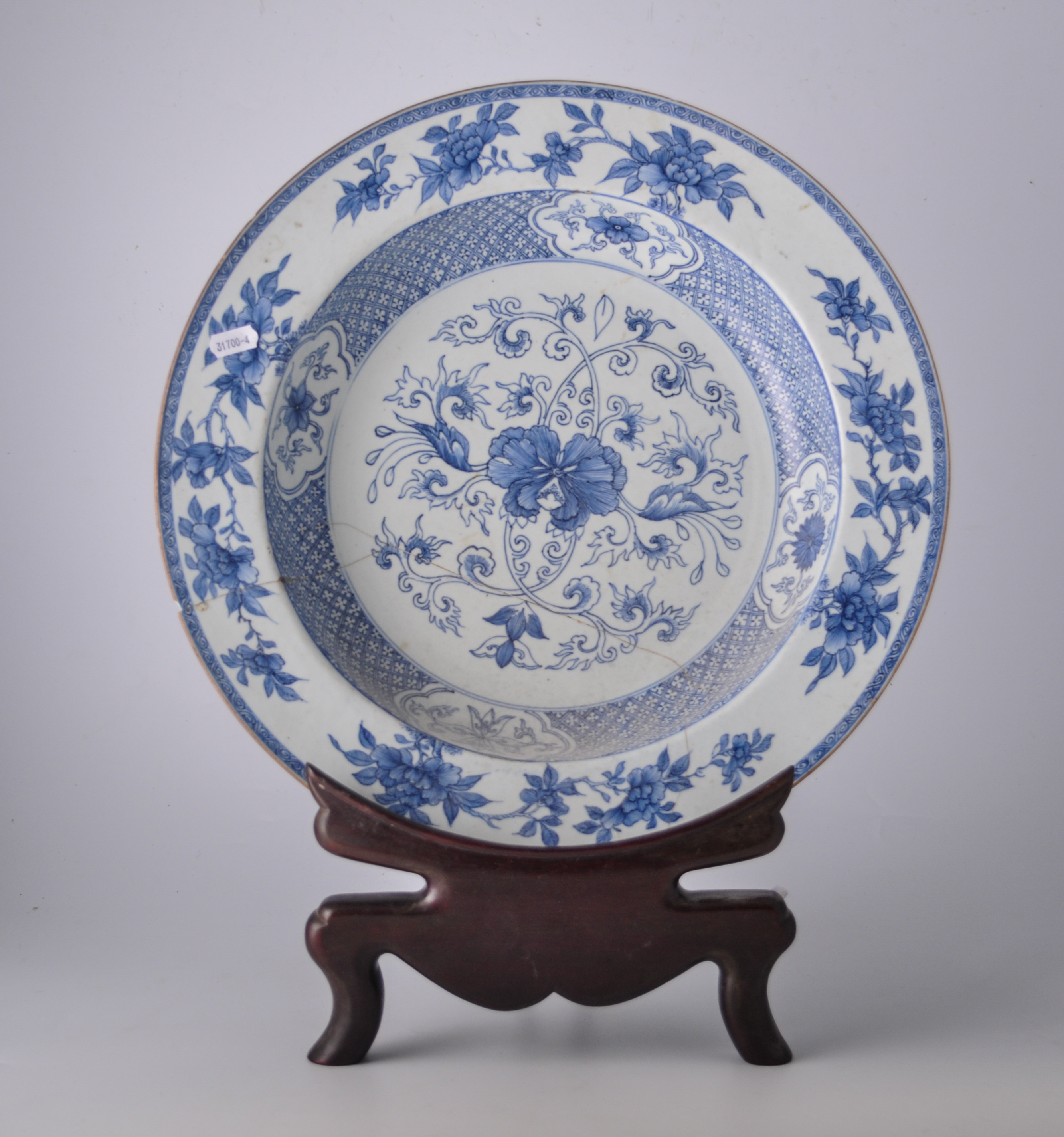 Chinese blue and white export porcelain shallow basin, probably Jiaqing,
