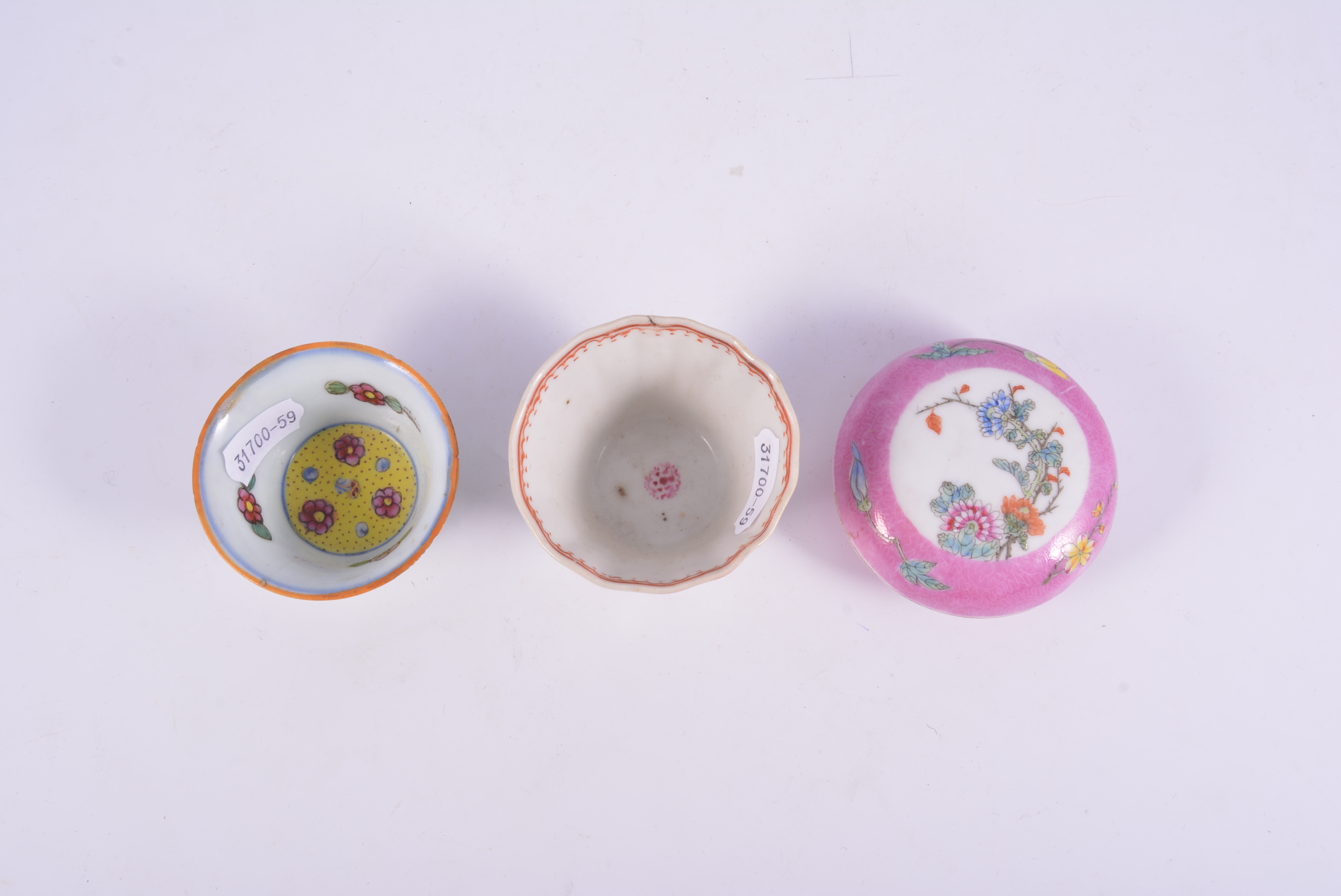 Chinese pink ground cushion shape circular box, four-character mark, decorated with flowers, - Image 3 of 3