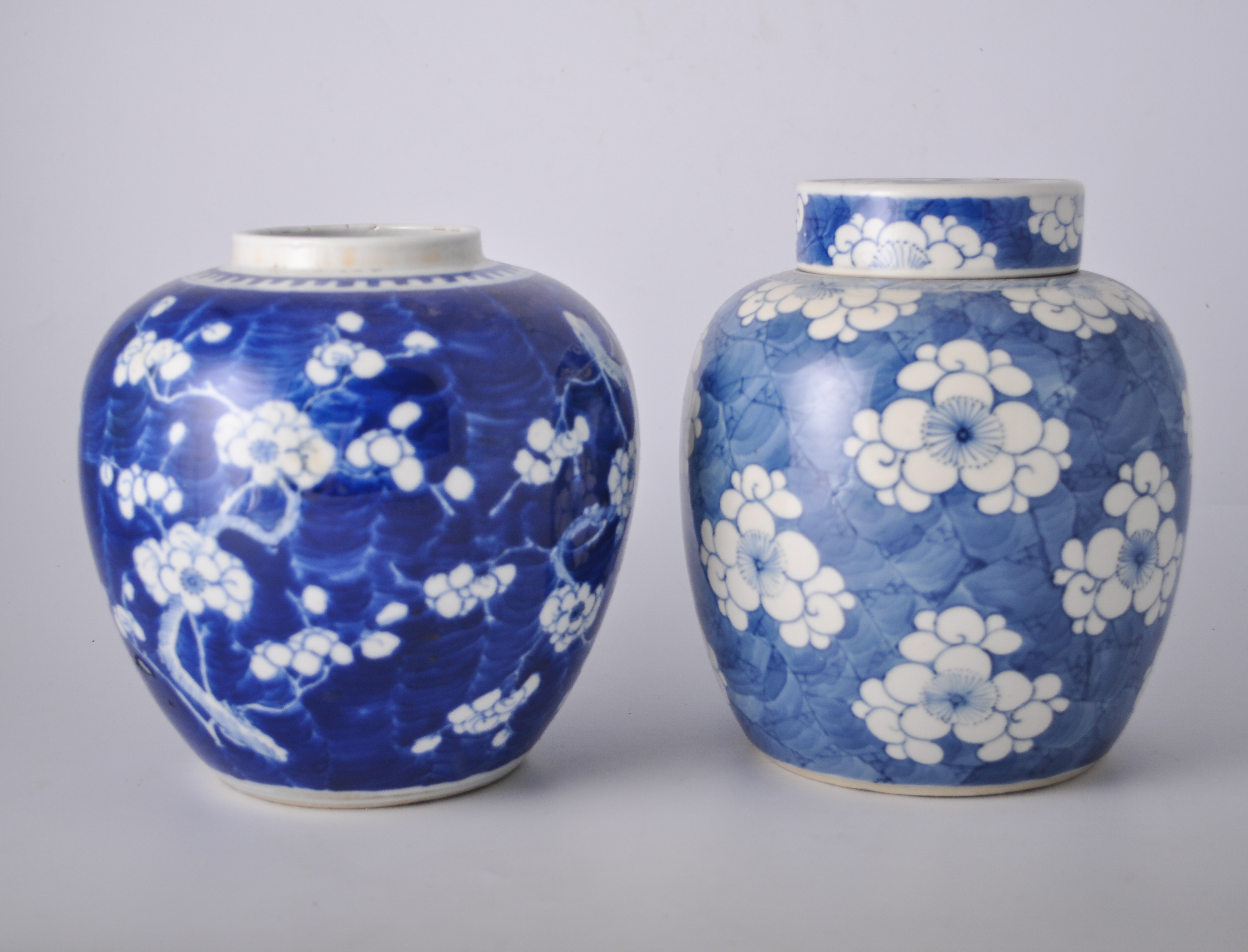 Chinese blue and white ginger jar, blossom and cracked ice design, flat lid,