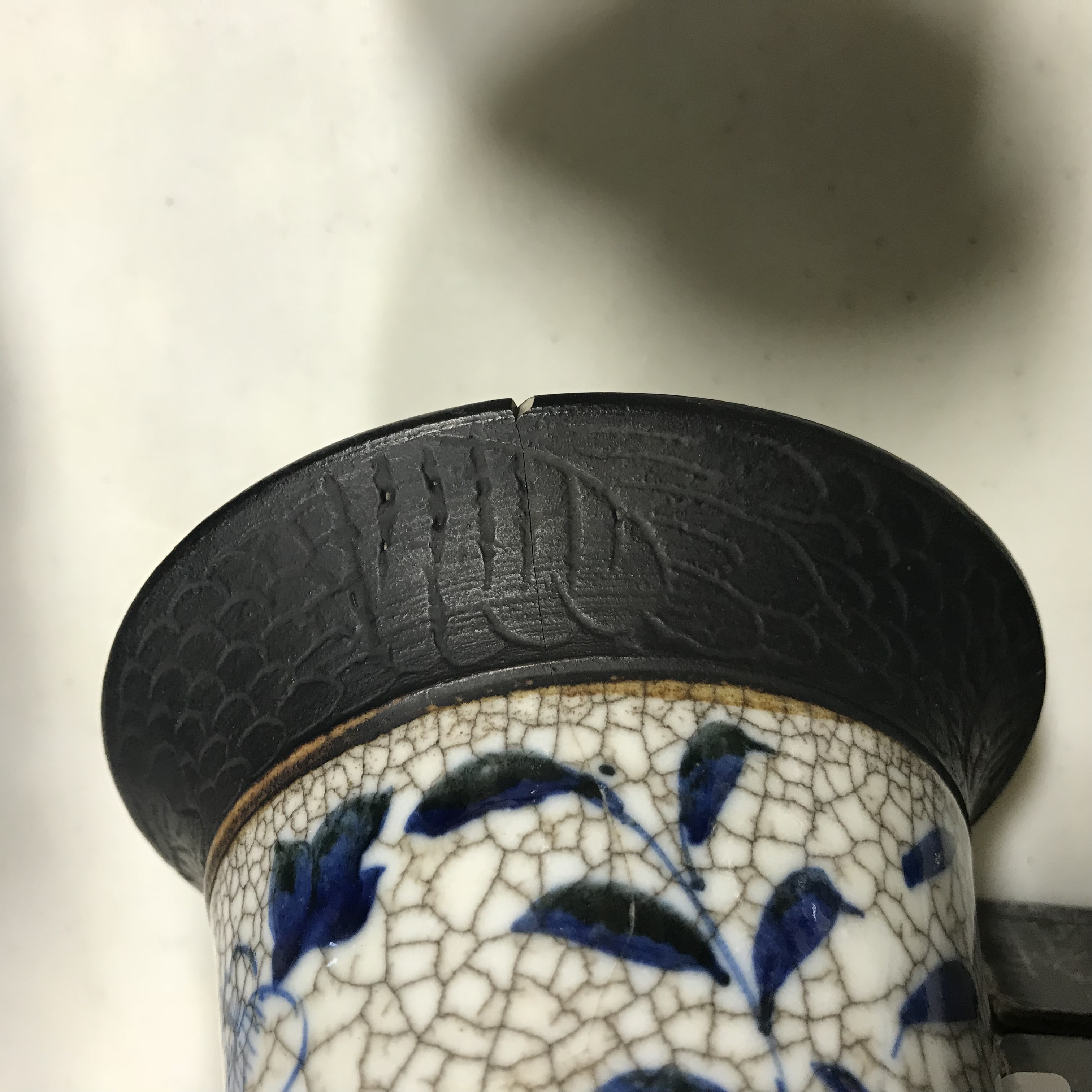 Tall crackle glaze blue and white vase, incised seal mark, decorated with paired dragons, - Bild 3 aus 5