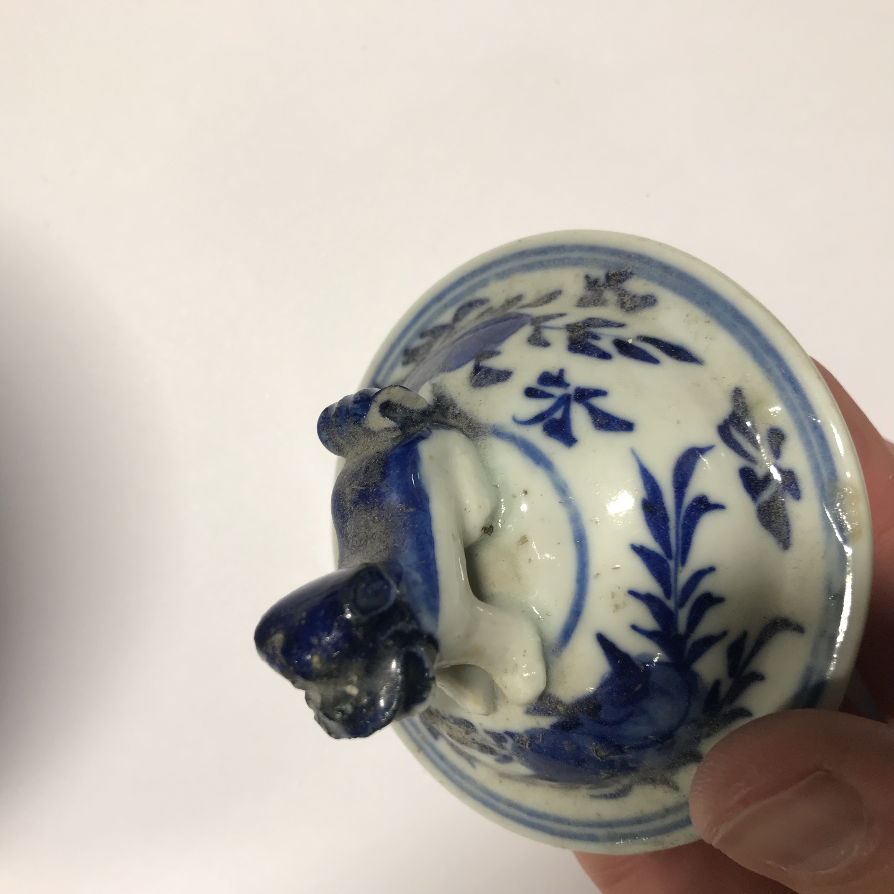 Chinese blue and white covered vase, bearing Kangxi four-character mark, baluster shape, - Bild 6 aus 6