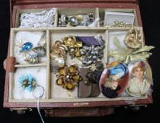 Mixed costume jewellery, compact and miniatures.