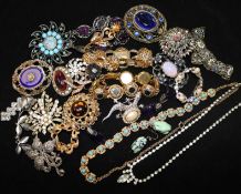 A quantity of costume jewellery