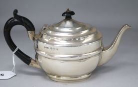 An Edwardian silver teapot by Keight & Newman, Birmingham, 1907, gross 10 oz.
