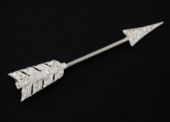 A Belle Epoque white gold and diamond set arrow jabot pin, 1.5in