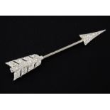 A Belle Epoque white gold and diamond set arrow jabot pin, 1.5in