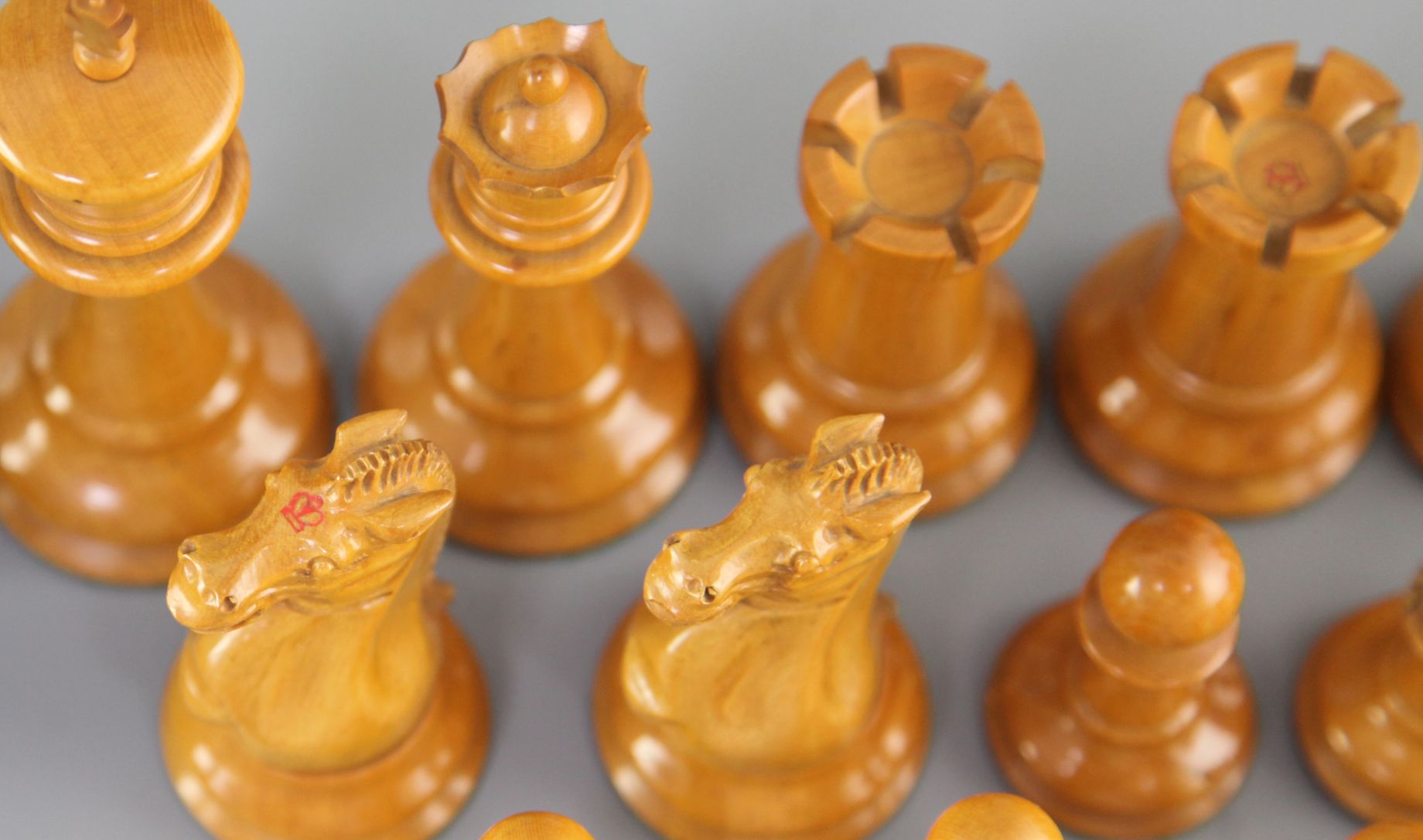 A Jaques Staunton pattern ebony and boxwood club chess set, weighted, with original case but no - Image 3 of 3