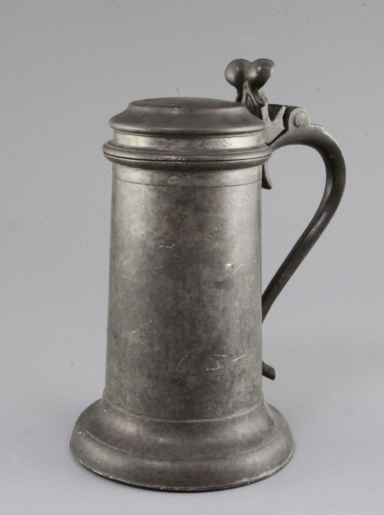 A Charles II Beefeater pewter flagon, probably Robert Marten (1638-1674), with flat lid, two eared