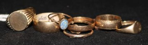 A 9ct gold signet ring and eight other assorted rings.