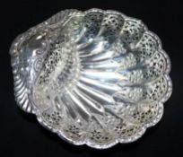 An Edwardian pierced silver shell shape dish by Atkin Brothers, Sheffield, 1902, 8in, 7 oz.