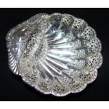 An Edwardian pierced silver shell shape dish by Atkin Brothers, Sheffield, 1902, 8in, 7 oz.