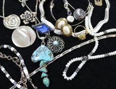 Assorted gold and silver jewellery.