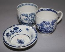 Two Canon Ball pattern coffee cups Worcester and Caughley, and a Lowestoft bowl (3)