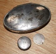 An early Georgian silver oval snuff box and a George V silver pill box (2)