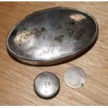 An early Georgian silver oval snuff box and a George V silver pill box (2)