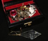 A quantity of costume jewellery